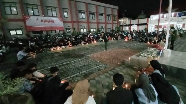 Gelar Doa Bersama untuk Korban Tragedi Kanjuruhan, Ratusan Mahasiswa di Banyuwangi Tuntut Kapolda Jatim Agar Dicopot