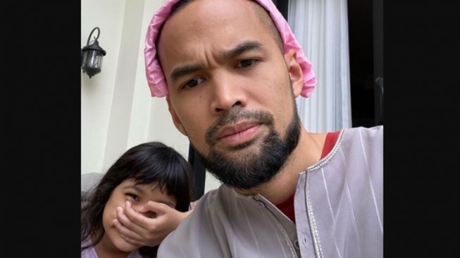 Potret Kocak Teuku Wisnu Momong 3 Anaknya (instagram/@teukuwisnu)