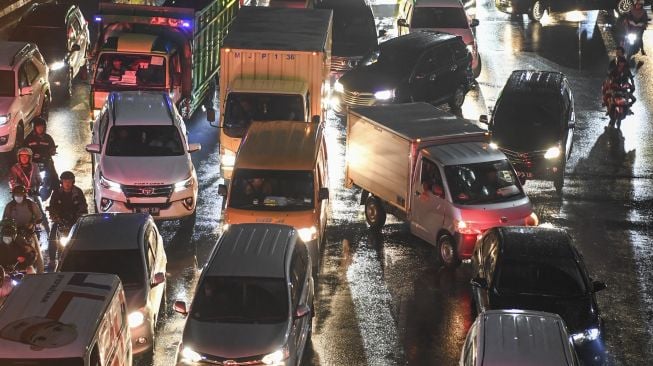 Sejumlah kendaraan terjebak kemacetan di kawasan Jalan TB Simatupang, Jakarta, Kamis (6/10/2022). [ANTARA FOTO/M Risyal Hidayat/YU]