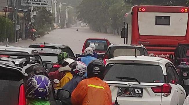 Arus lalu lintas di Jalan TB Simatupang, Jakarta Selatan, lumpuh akibat banjir, Kamis (6/10/2022). [Instagram @jktinfo]