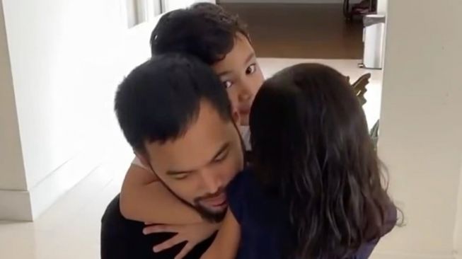 Potret Kocak Teuku Wisnu Momong 3 Anaknya (instagram/@teukuwisnu)