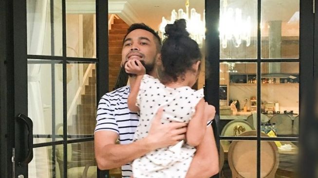 Potret Kocak Teuku Wisnu Momong 3 Anaknya (instagram/@teukuwisnu)