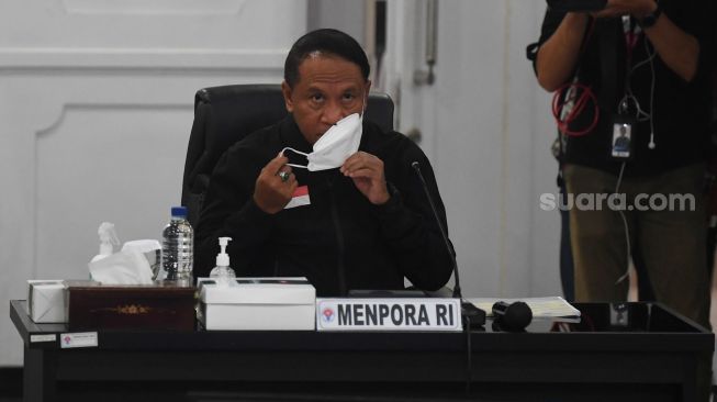 Menpora Zainudin Amali bersiap memimpin rapat evaluasi dan perbaikan prosedur pengamanan sepakbola di kantor Kemenpora, Jakarta, Kamis (6/10/2022). [ANTARA FOTO/Akbar Nugroho Gumay/YU]