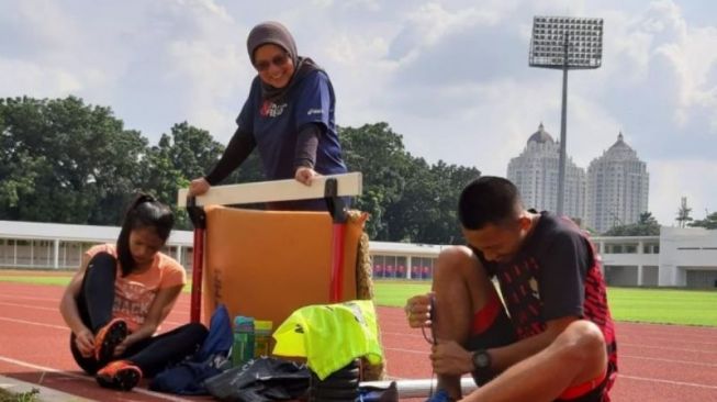 Pelatih atletik Indonesia Eni Nuraini (tengah) memimpin sesi latihan bersama sejumlah atlet junior di Stadion Madya Gelora Bung Karno, Jakarta, Selasa (5/3/2019). (ANTARA/Katriana)