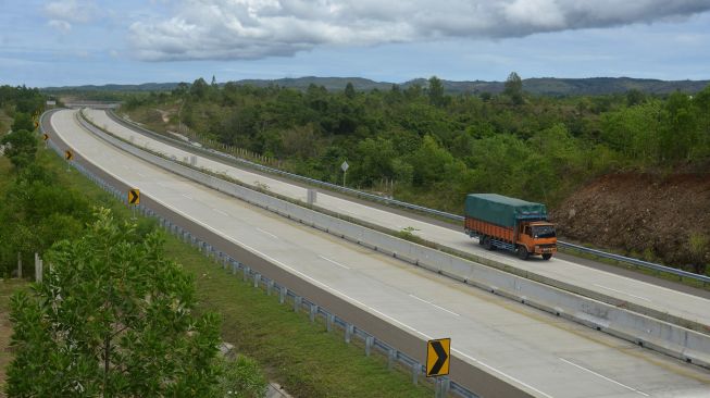 Kendaraan melintas di jalan tol Sigli-Banda Aceh (Sibanceh) Seksi IV di kabupaten Aceh Besar, Aceh, Kamis (6/10/2022). [ANTARA FOTO/Ampelsa/foc]