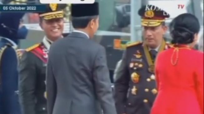 Video Viral Presiden Jokowi Tak Salami Kapolri Saat HUT TNI Disorot Warganet: Sing Sabar Yo Pak