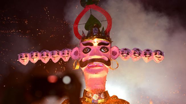 Patung raja iblis Rahwana dibakar pada Festival Hindu Dussehra di Ahmedabad, India, Rabu (5/10/2022). [Sam PANTHAKY / AFP]