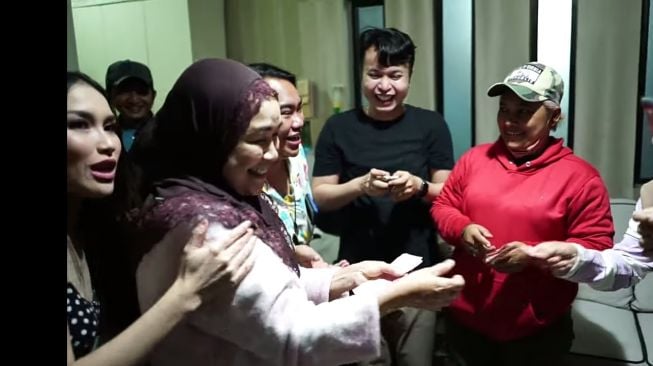 Momen Ulang Tahun Umi Kalsum Ibu Ayu Ting Ting (YouTube/Qiss You TV)