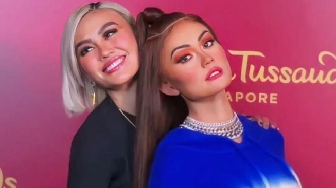 Momen Agnez Mo Jumpa 'Kembaran' di Madame Tussauds (instagram)