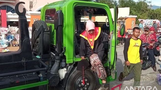 Bekerja Sebagai Pengawas Kendaraan DLH, Mahasiswi Ini Naik Truk Sampah Saat Wisuda di UMMY Solok