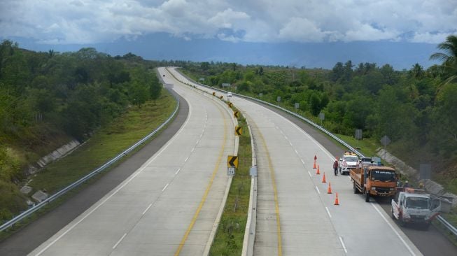 Petugas operator bersiap menderek mobil truk yang rusak di jalan tol Sigli-Banda Aceh (Sibanceh) Seksi IV di kabupaten Aceh Besar, Aceh, Kamis (6/10/2022). [ANTARA FOTO/Ampelsa/foc]