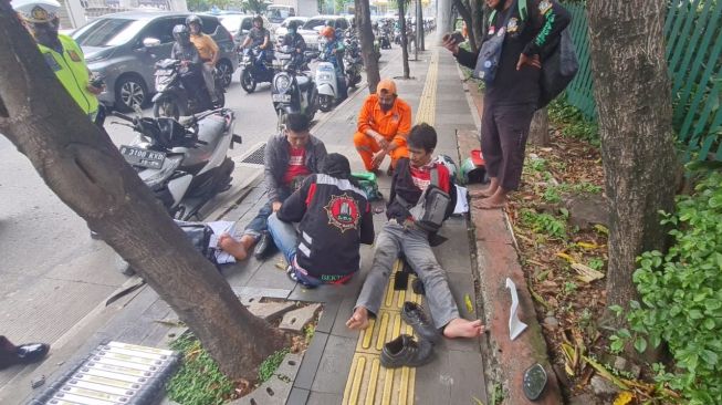 Berkat Ini Pemotor di Jakarta Pusat Selamat Meski Kaki Terlindas Truk Pengangkut Pasukan