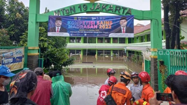 Kesaksian Pramubakti Sebelum Tembok MTsN 19 Jakarta Roboh, Sejumlah Murid pada Berenang