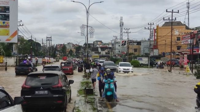 Sejumlah Ruas Jalan Kota Palembang Macet Parah Akibat Banjir Setinggi 60 cm