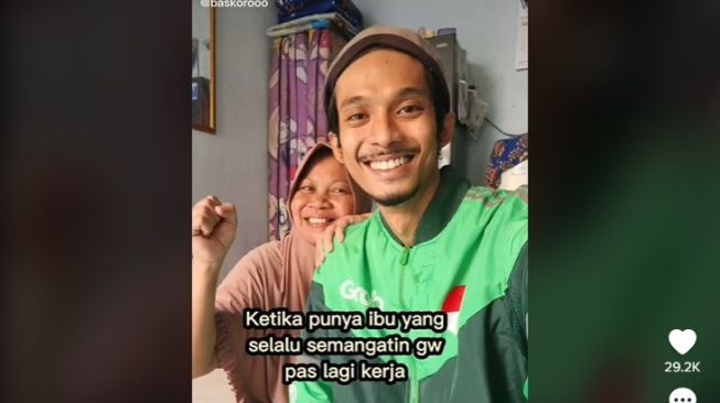 Sering Kirim Pesan Suara Semangati Anak Saat Kerja, Perhatian Ibu Ini Bikin Warganet Mewek