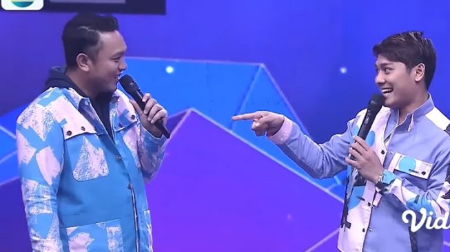 Potret Rizky Billar saat Jadi Host D Academy (YouTube/D'Academy Indosiar)