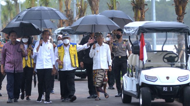 Presiden Joko Widodo (kedua kiri) didampingi Menko Bidang Kemaritiman dan Investasi Luhut Binsar Pandjaitan (kiri), Menteri Pekerjaan Umum dan Perumahan Rakyat (PUPR) Basuki Hadimuljono (ketiga kanan) dan Gubernur Bali Wayan Koster (kedua kanan) meninjau kawasan mangrove Taman Hutan Raya (Tahura) Ngurah Rai, Denpasar, Bali, Kamis (6/10/2022). [ANTARA FOTO/Fikri Yusuf/foc]