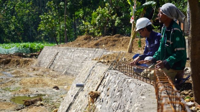 Dorong Percepatan Insfrastruktur Desa, Semen Gresik Bangun Tebing Sungai Rp 175 Juta di Desa Pasucen Rembang