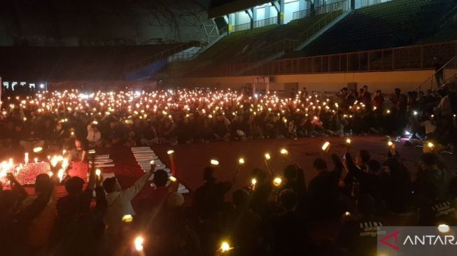 Ratusan lilin dinyalakan ratusan suporter sebagai bentuk simpatik duka mendalam usai doa bersama bagi korban musibah Stadion Kanjuruhan Malang di Stadion Wibawa Mukti Cikarang, Kamis petang. (ANTARA/Pradita Kurniawan Syah).