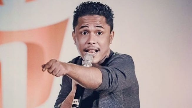 Komika asal Fakfak, Mamat Alkatiri saat memberikan materi stand up comedy kepada audiens. (Instagram/@mamat_alkatiri)