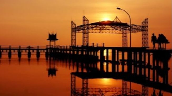 Menikmati Sunset dan Surga Bawah Laut di Pantai Carocok Painan