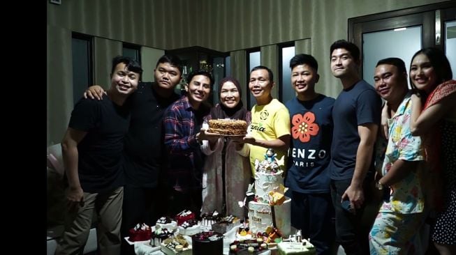 Momen Ulang Tahun Umi Kalsum Ibu Ayu Ting Ting (YouTube/Qiss You TV)