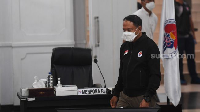 Menpora Zainudin Amali bersiap memimpin rapat evaluasi dan perbaikan prosedur pengamanan sepakbola di kantor Kemenpora, Jakarta, Kamis (6/10/2022). [ANTARA FOTO/Akbar Nugroho Gumay/YU]