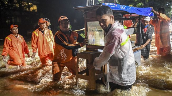 Diguyur Hujan Lebat Sejak Sore, Sebanyak 28 RT di Jakarta Dilanda Banjir Hingga Satu Meter