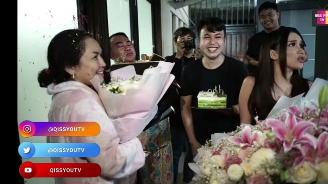 Momen Ulang Tahun Umi Kalsum Ibu Ayu Ting Ting (YouTube/Qiss You TV)