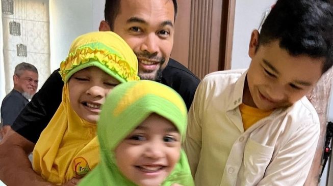 Potret Kocak Teuku Wisnu Momong 3 Anaknya (instagram/@teukuwisnu)