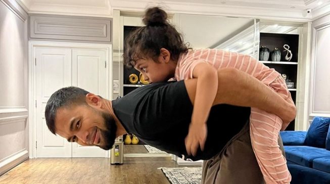 Potret Kocak Teuku Wisnu Momong 3 Anaknya (instagram/@teukuwisnu)