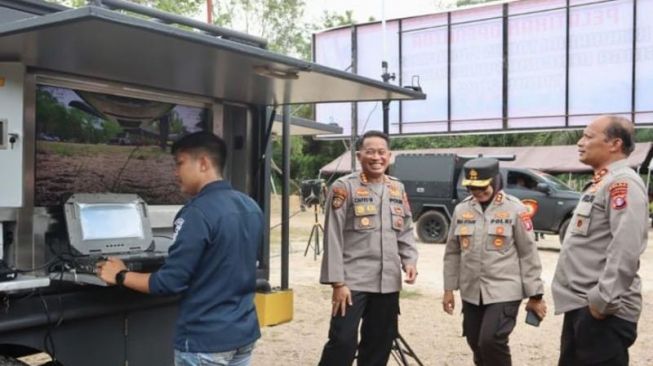 Kapolda Kalteng Irjen Pol Nanang Avianto (kanan) mengecek kendaraan taktis multifungsi di lokasi pelatihan yang dilaksanakan di Bukit Cinta, Kecamatan Bukit Batu Kota Palangka Raya, Selasa (4/10/2022)[ANTARA/HO-Humas Polda Kalteng]