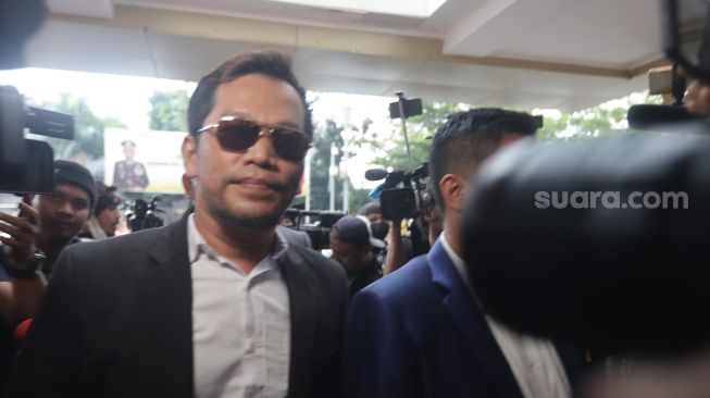 Tim kuasa hukum Rizky Billar, Ade Erpil Manurung memberikan keterangan saat tiba di Polres Metro Jakarta Selatan, Kamis (7/10/2022). [Suara.com/Oke Atmaja]