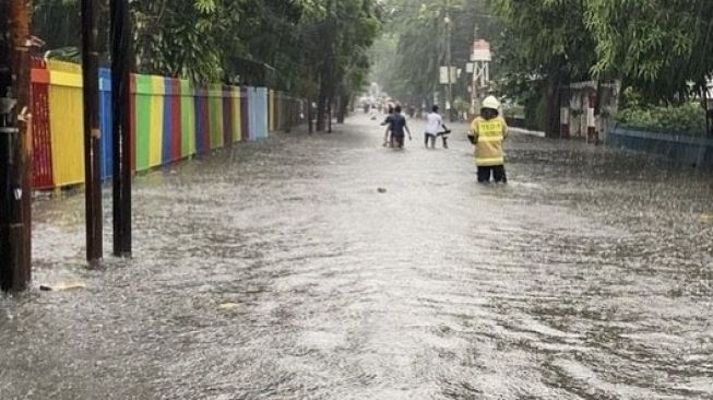 Banjir Setinggi 70 Cm, Akses Jalan Rawamangun Muka Selatan Jaktim Terputus