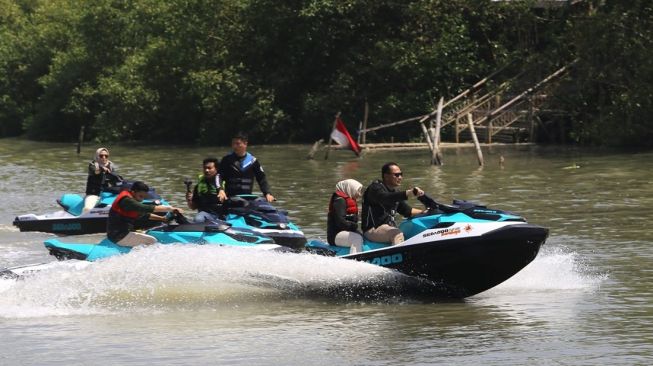 Wali Kota Surabaya, Eri Cahyadi saat ber-jetski. (Dok: Pemkot Surabaya)