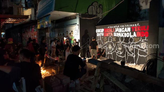 Gelar Aksi Solidaritas Tragedi Kanjuruhan,  Muralis Solo Gambar Pesan Damai untuk Sepak Bola Indonesia