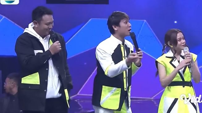 Potret Rizky Billar saat Jadi Host D Academy (YouTube/D'Academy Indosiar)