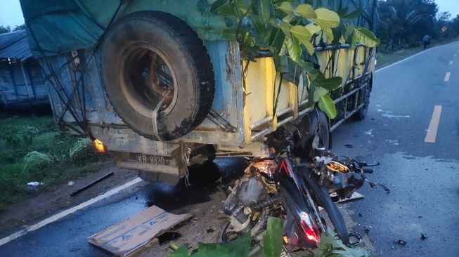 Jalan Trans Kalimantan Kembali Telan Korban, Warga Ambawang Tewas Usai Tabrak Truk