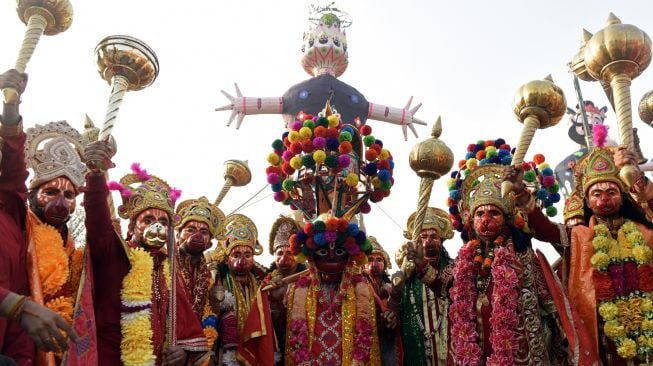 Seniman berpakaian sebagai Dewa Hanuman mengambil bagian dalam prosesi keagamaan saat festival Hindu Dussehra di Amritsar, India, Rabu (5/10/2022). [Narinder NANU / AFP]
