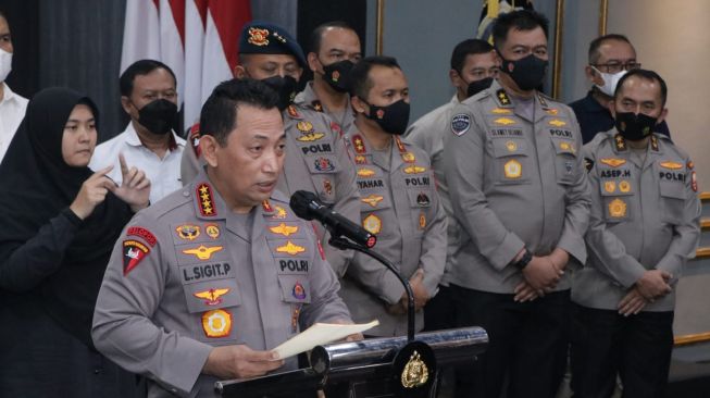 Kapolri Jenderal Listyo Sigit Prabowo mengumumkan tersangka Tragedi Kanjuruhan di Mapolres Malang Kota, Jawa Timur, Kamis (6/10/2022) malam. [Dok. Polri]