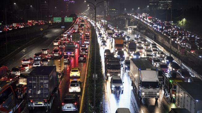 Macet Parah Imbas Banjir di Tol JORR Arah Lebak Bulus