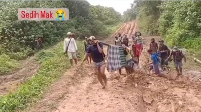 Viral Warga Bengkunat Jalan Kaki 5 Jam Tandu Warga yang Sakit ke Puskesmas