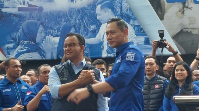 Anies Baswedan dan AHY foto bersama usai bertemu, Jumat (7/10/2022). [ANTARA]