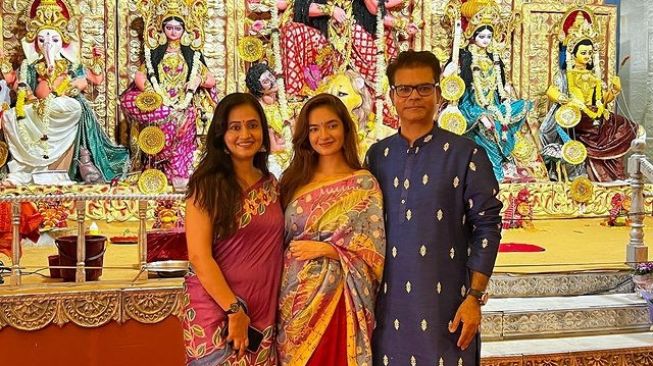  Artis India Rayakan Festival Durga Puja (Instagram/@anushkasen0408)