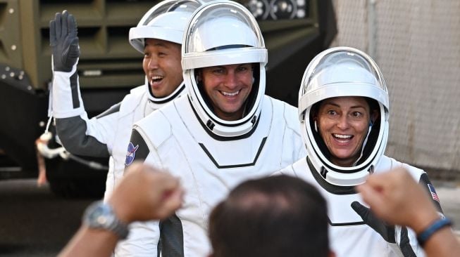 dari kiri ke kanan) Astronot Jepang Koichi Wakata, Astronot NASA Josh Cassada, dan Astronot NASA Nicole Mann bersiap sebelum peluncuran roket SpaceX Falcon 9 yang membawa pesawat ruang angkasa Crew5 Dragon di Kennedy Space Center di Florida, Amerika Serikat, Rabu (5/10/2022). [Jim WATSON/AFP]
