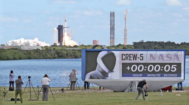 Roket SpaceX Falcon 9 yang membawa pesawat ruang angkasa Crew5 Dragon lepas landas dari Kennedy Space Center di Florida, Amerika Serikat, Rabu (5/10/2022). [Gregg Newton/AFP]
