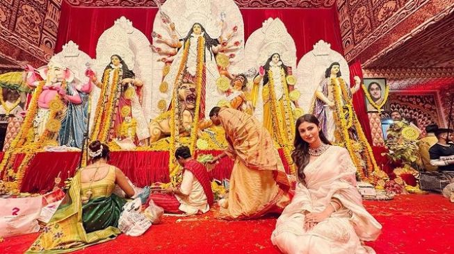 Artis India Rayakan Festival Durga Puja (Instagram/@imouniroy)