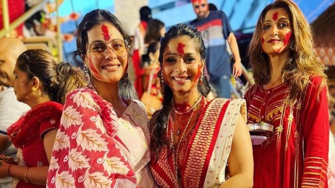 7 Artis India Rayakan Festival Durga Puja, Selain Bareng Keluarga Kajol Merayakan Bareng Adiknya