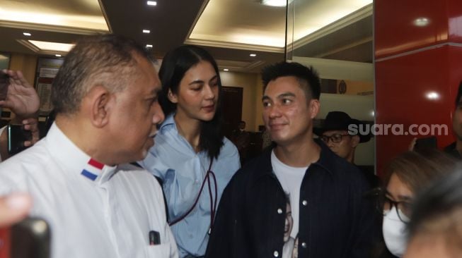 Baim Wong dan istri, Paula Verhoeven memenuhi panggilan Polres Jakarta Selatan, Jakarta, Jumat (7/10). [Suara.com/Oke Atmaja]