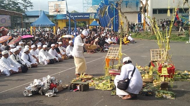 Setelah Salat Gaib Mengalir dari Mana-mana, Giliran Umat Hindu Ruwat Stadion Kanjuruhan